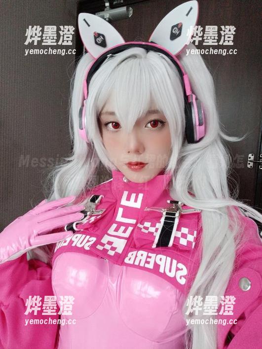 Messie Huang与红裙的约会：看她怎么用套图诠释‘红’的艺术！